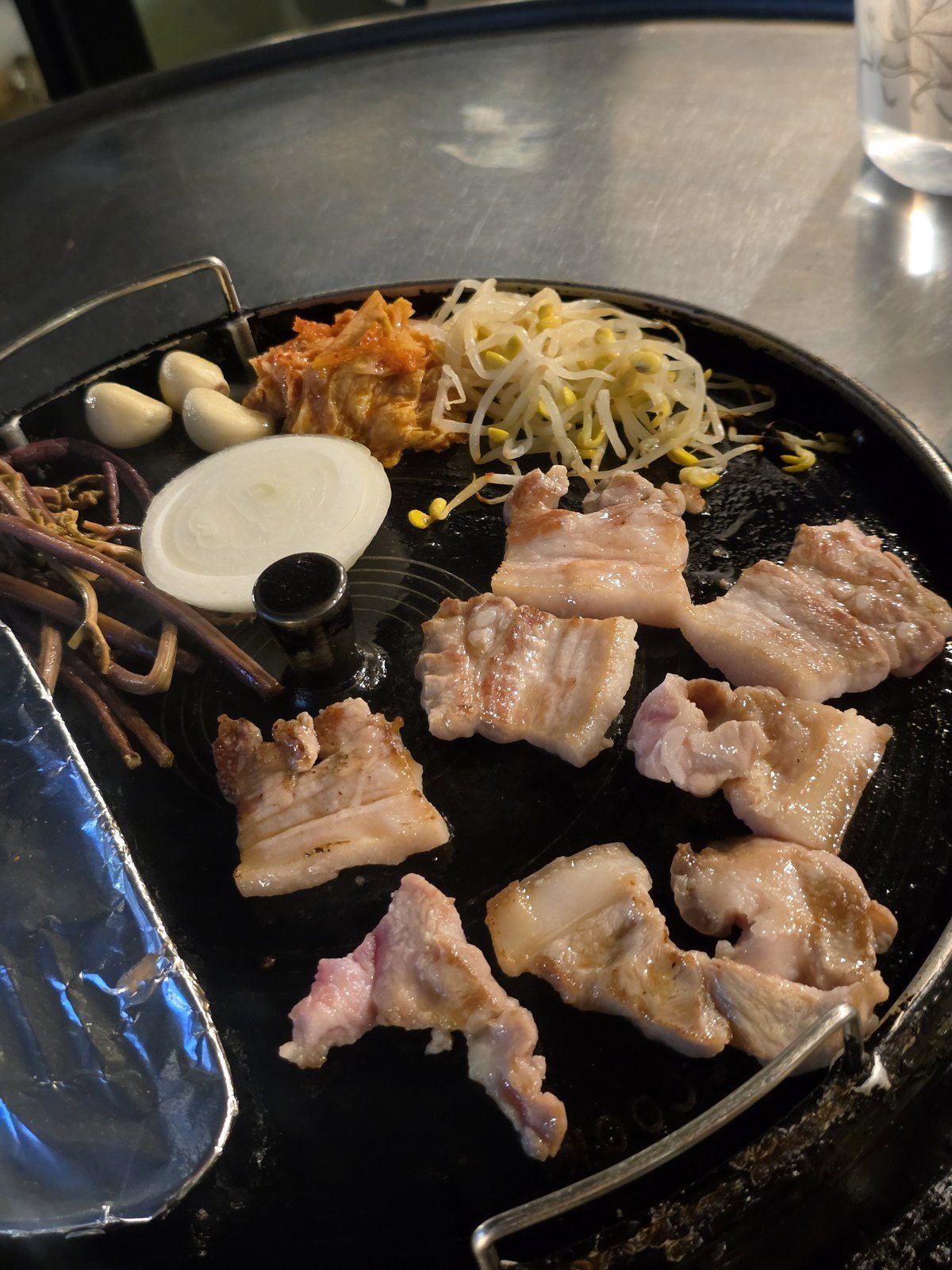 논현돈 논현점 — 솥뚜껑에 굽는 두꺼운 삼겹살, 1등급 한돈, 축구 틀어 놓은 퇴근길 고깃집 (3)
