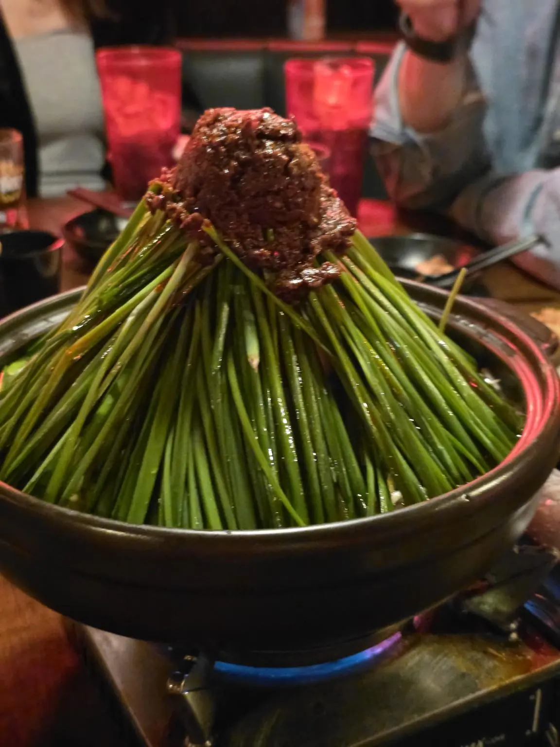 韭菜堆成小山的麻辣火鍋 — Yongyong Seonsaeng 論峴店
