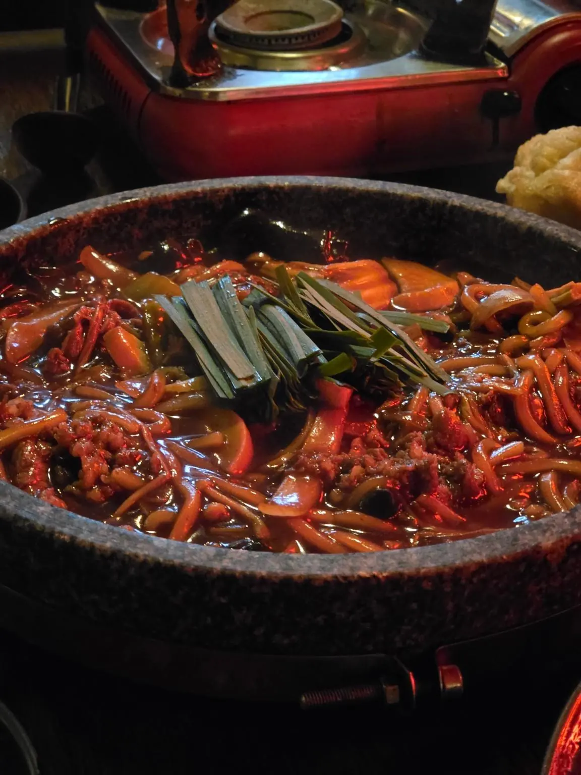 盛在石板上的炸醬 — Yongyong Seonsaeng 論峴店