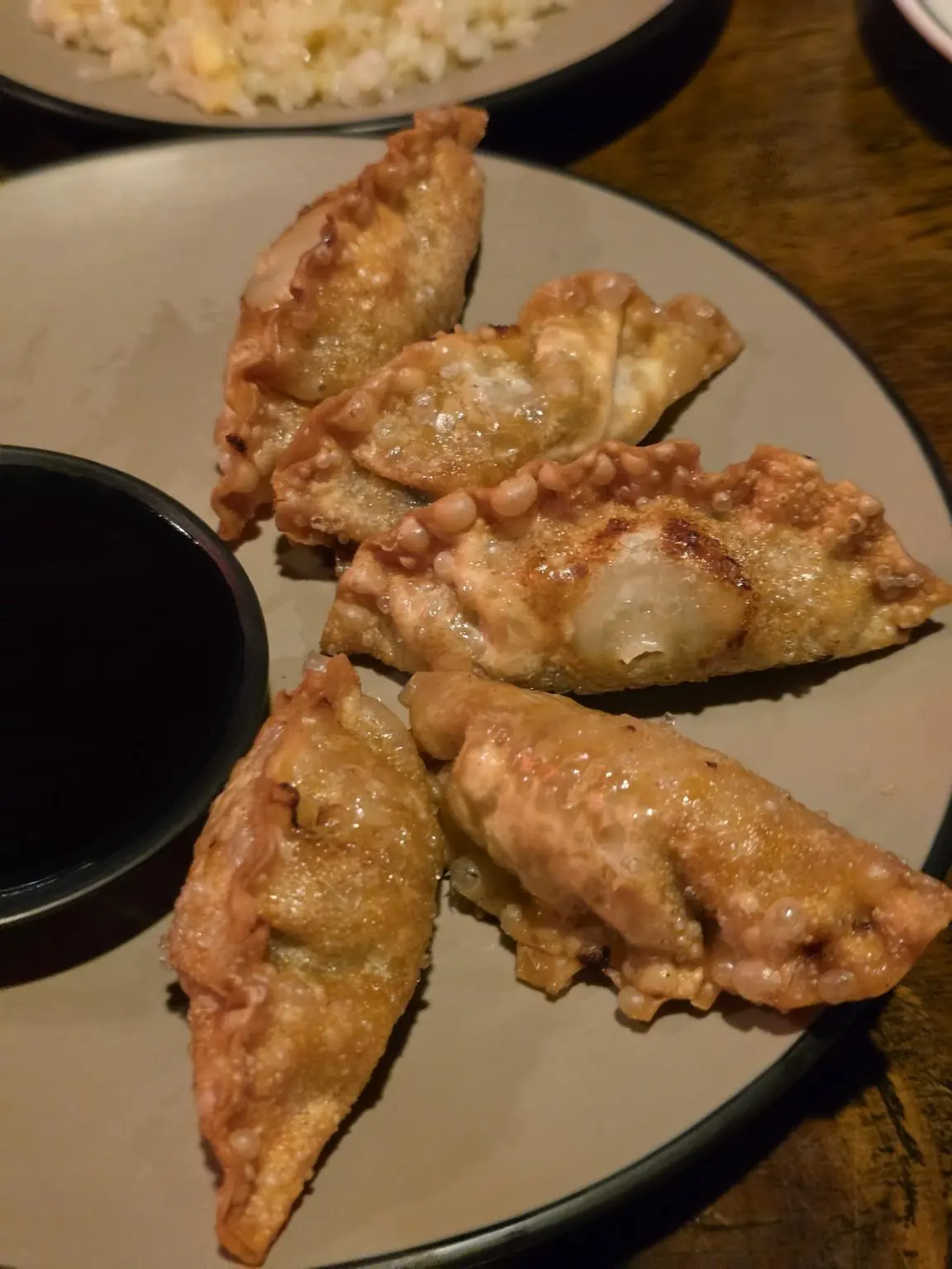炸得金黃的餃子 — Yongyong Seonsaeng 論峴店