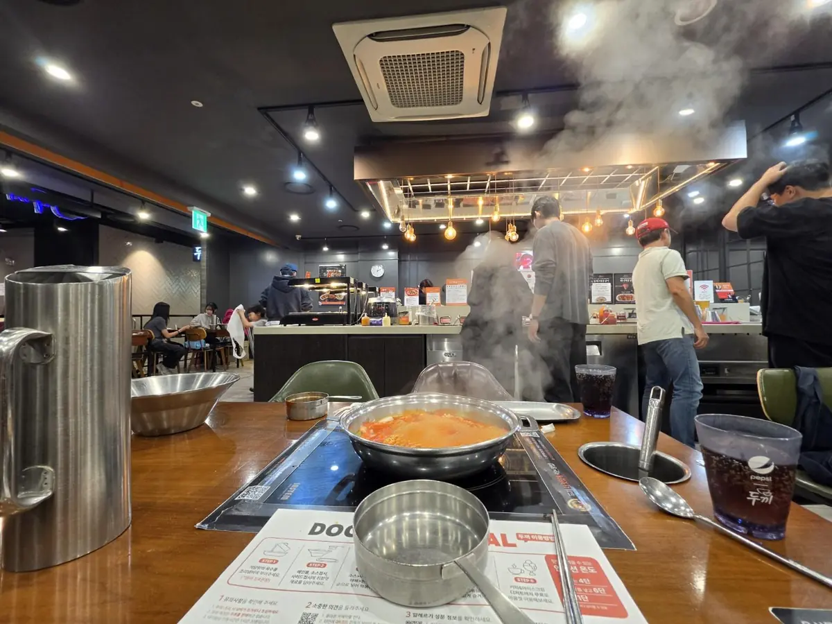 テーブルで煮て食べるトッポッキ — Dookki (두끼), NewCore Outlet Gangnam branch