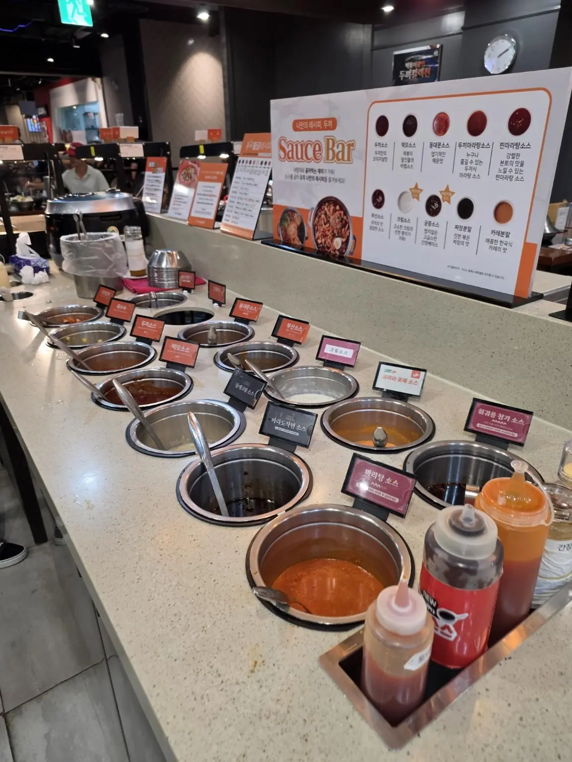 好みで選ぶソースバー — Dookki (두끼), NewCore Outlet Gangnam branch