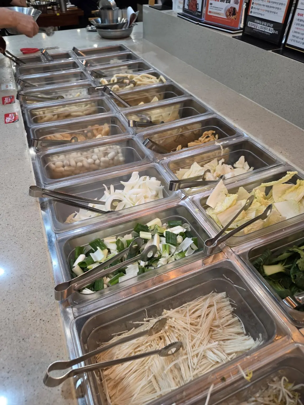 餅・野菜・麺類の具材コーナー — Dookki (두끼), NewCore Outlet Gangnam branch
