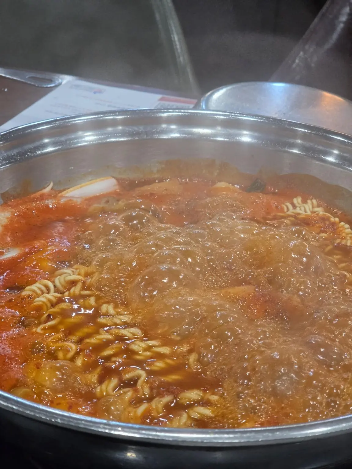 ぐつぐつ煮える鍋 — Dookki (두끼), NewCore Outlet Gangnam branch