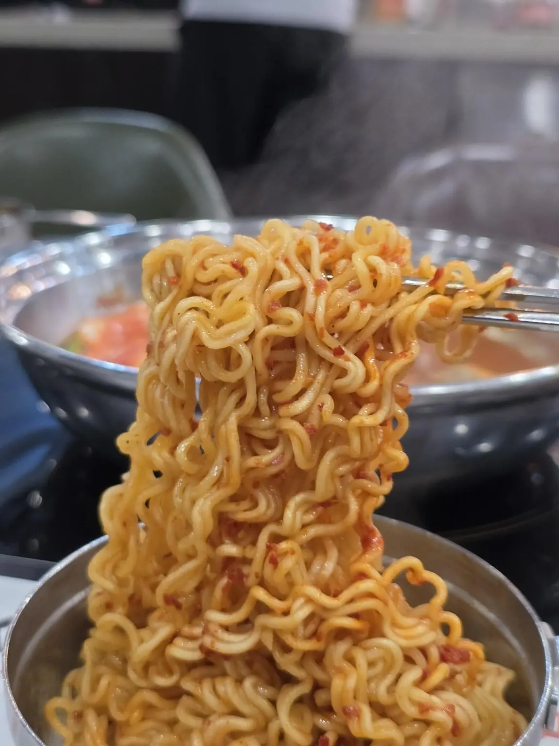 スープが染みたラーメンをひと箸 — Dookki (두끼), NewCore Outlet Gangnam branch