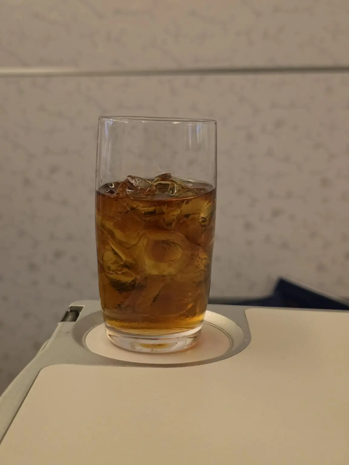 เครื่องดื่มหนึ่งแก้วบนเครื่อง — Korean Air business class