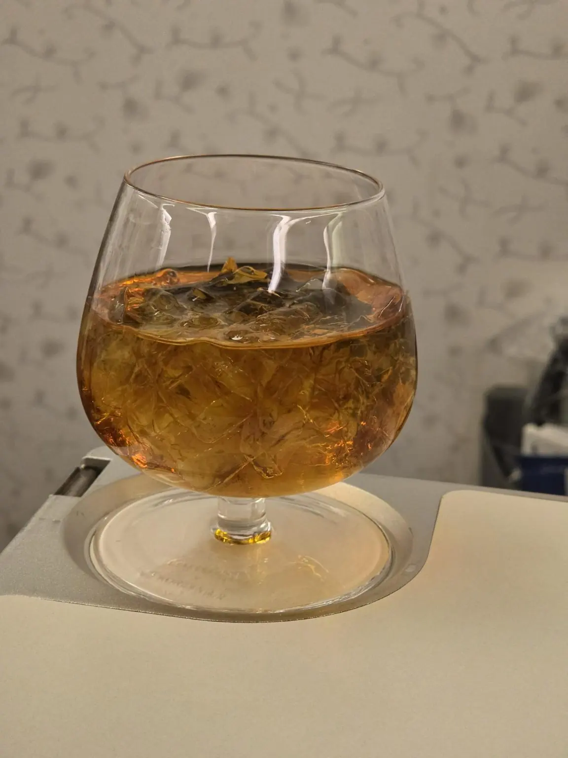 เครื่องดื่มสีอำพันกับน้ำแข็ง — Korean Air business class