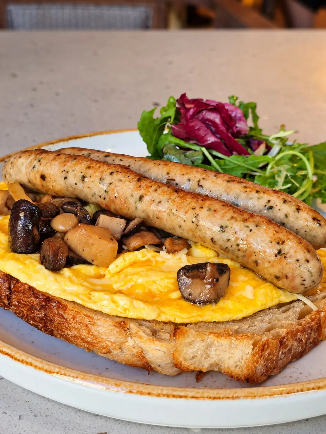 Chipolata Royale — brunch với xúc xích, trứng và nấm. 🍳 — Colette, KROMO Bangkok (ground floor), 525 Sukhumvit Rd, Bangkok