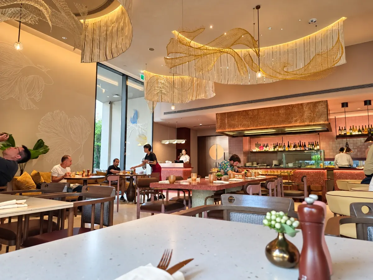 Bên trong Colette, tầng 1 khách sạn KROMO Bangkok. 🏨 — Colette, KROMO Bangkok (ground floor), 525 Sukhumvit Rd, Bangkok