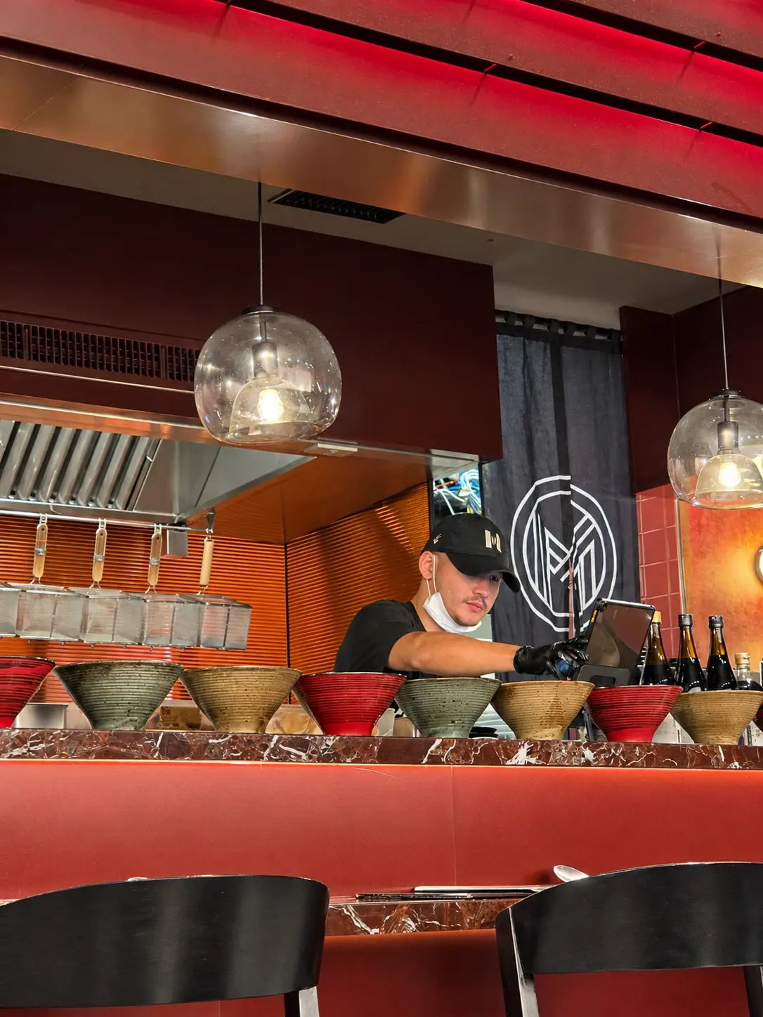 ラーメンのどんぶりが並ぶMENSHO TOKYOのオープンキッチン 🍜 — MENSHO TOKYO, Sukhumvit 31, Bangkok