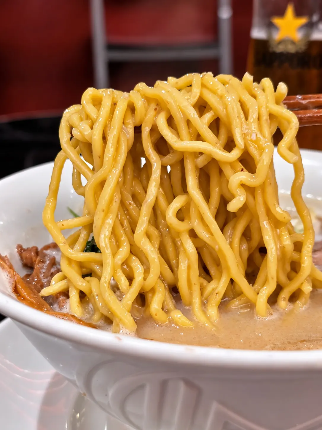 箸で持ち上げたラーメンの麺 🍜 — MENSHO TOKYO, Sukhumvit 31, Bangkok