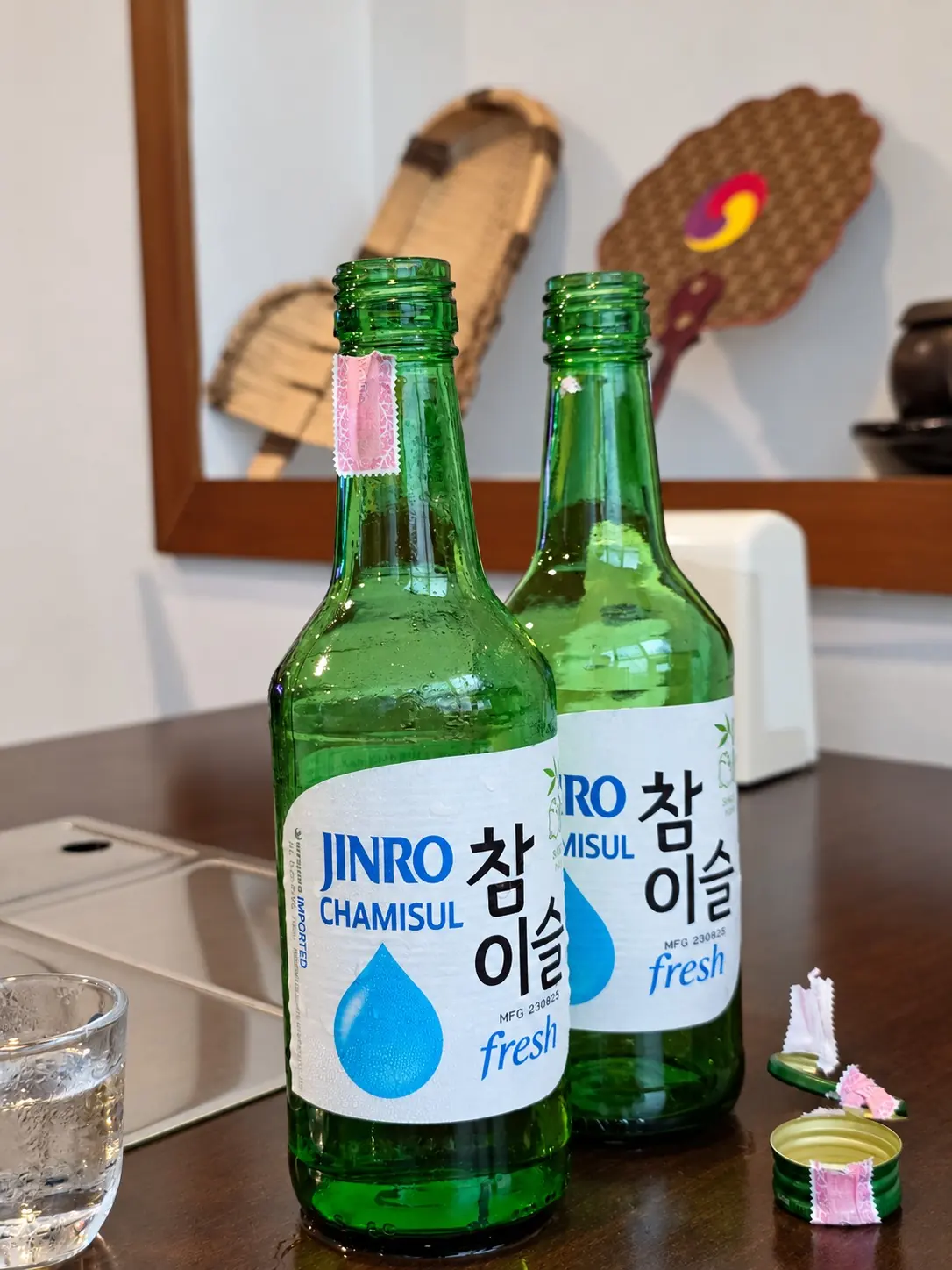 桌上的真露（참이슬）酒瓶。🍶 — Manchan Korean Restaurant (2nd floor), Phrom Phong, Bangkok