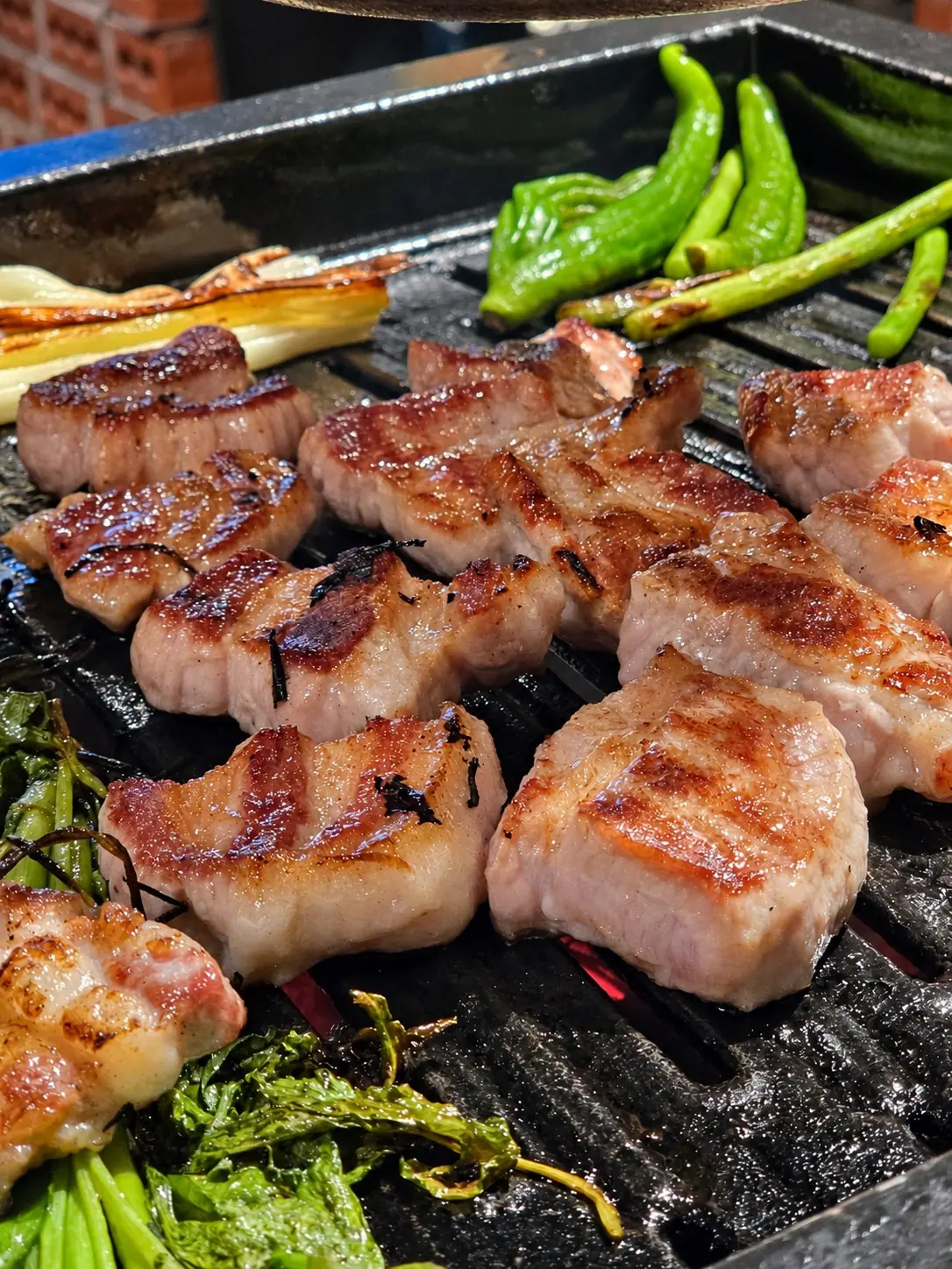焼き台の上で焼き色がつく肉と野菜 🔥 — Giun (기운), Sinnonhyeon