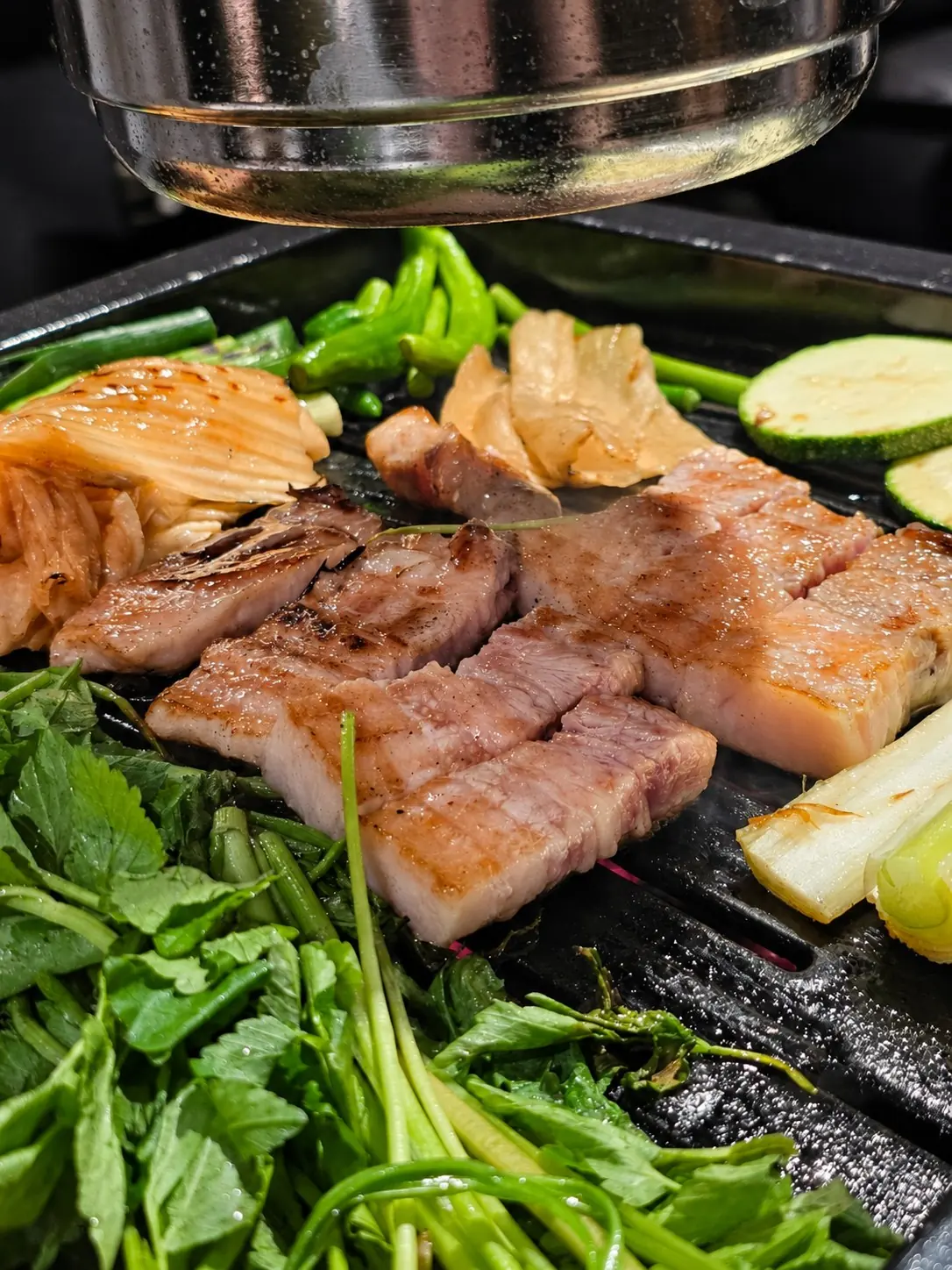 焼き台の上で一緒に焼ける肉と野菜 — Giun (기운), Sinnonhyeon