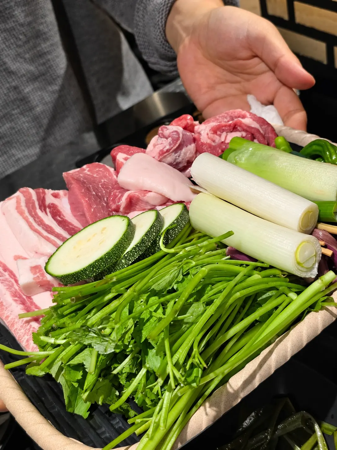 テーブルの上の生肉と野菜盛り — Giun (기운), Sinnonhyeon