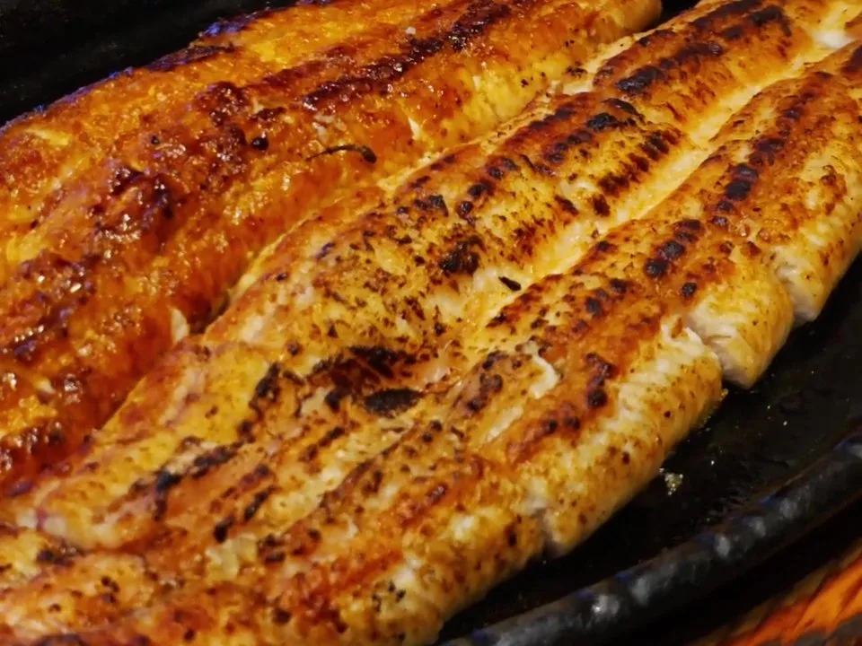 Charcoal-grilled eel on a hot cast-iron plate at Beodeunamujip, Hanam